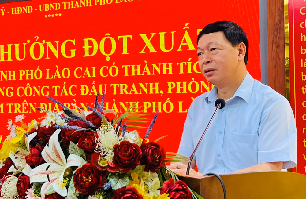 Ảnh 5. Đồng chí Đỗ Trường Sơn, Bí thư thành uỷ Lào Cai phát biểu chỉ đạo tại buổi trao thưởng.jpg