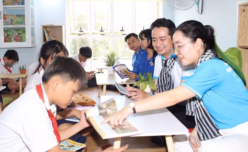 Hội SV Việt Nam tỉnh và Hội SV Việt Nam tại Singapore đã tổ chức nhiều hoạt động tình nguyện ý nghĩa tại trường Tiểu học Hòa Lộc, xã Minh Hòa, huyện Dầu Tiếng.