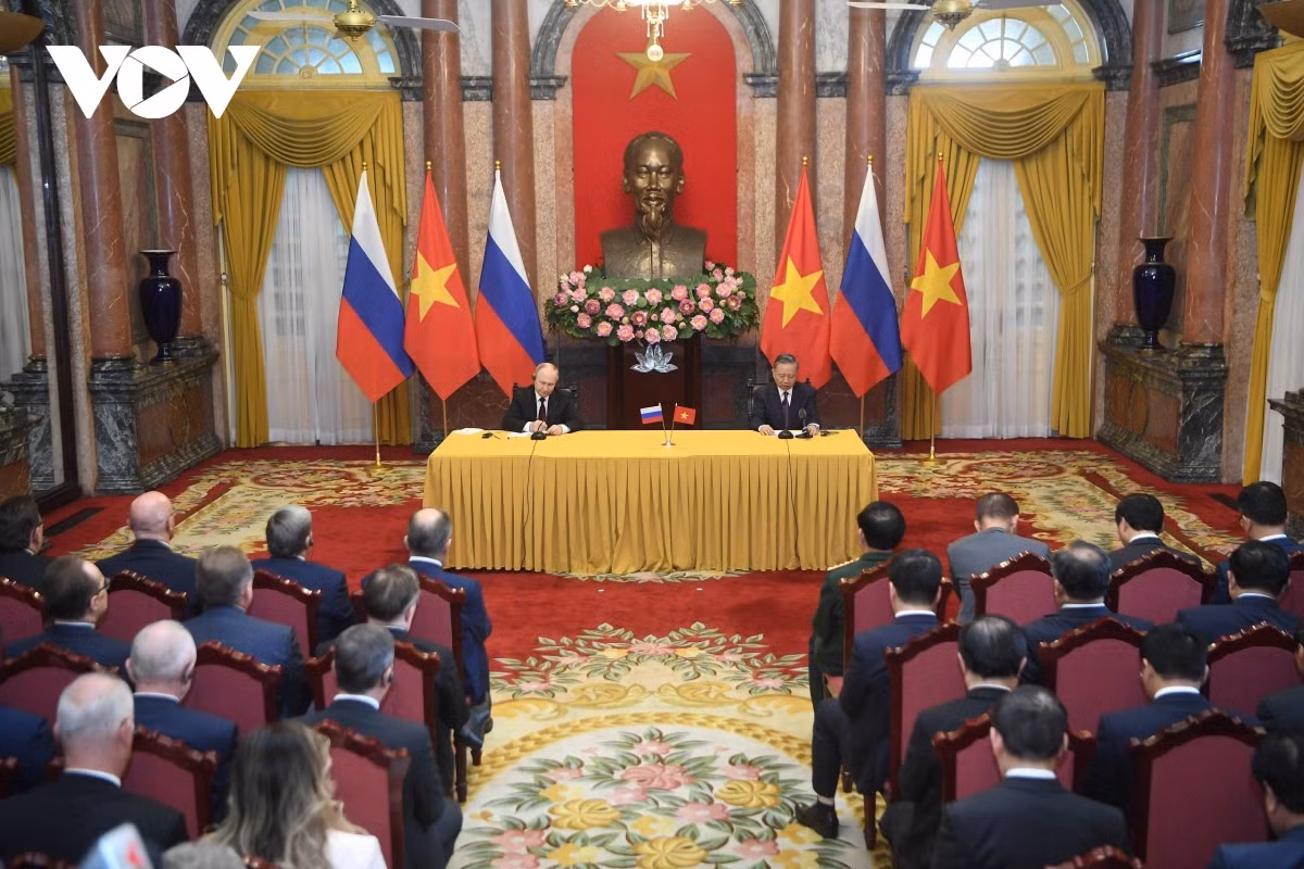 Toàn cảnh buổi họp báo chung.