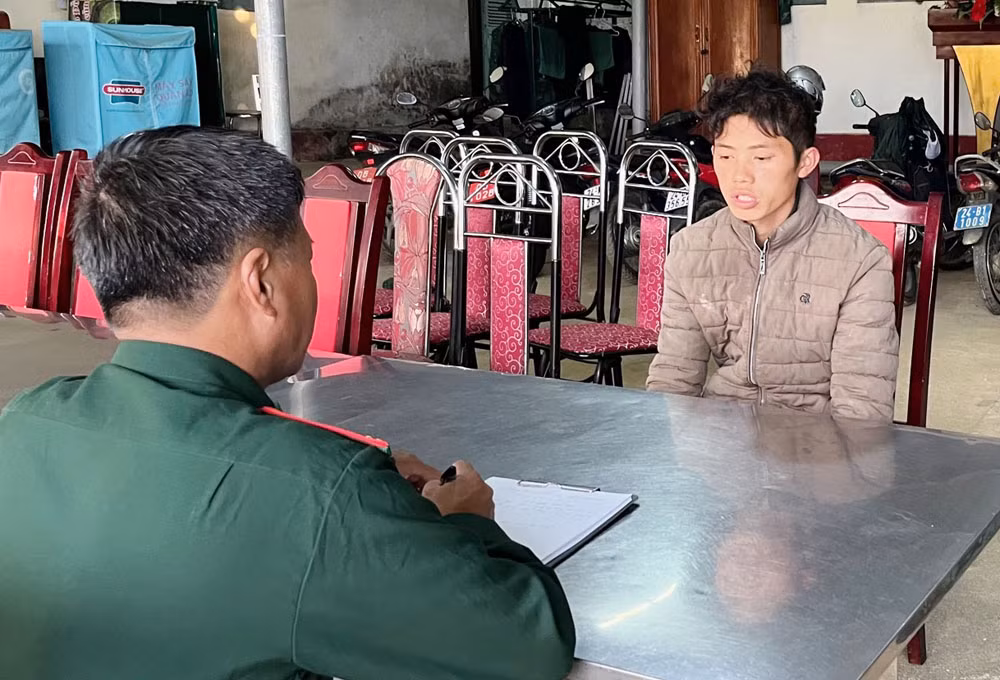 Lấy lời khai đối tượng Sùng Seo Chẩn làm việc tại đồn Biên phòng Nậm Chẩy.jpg