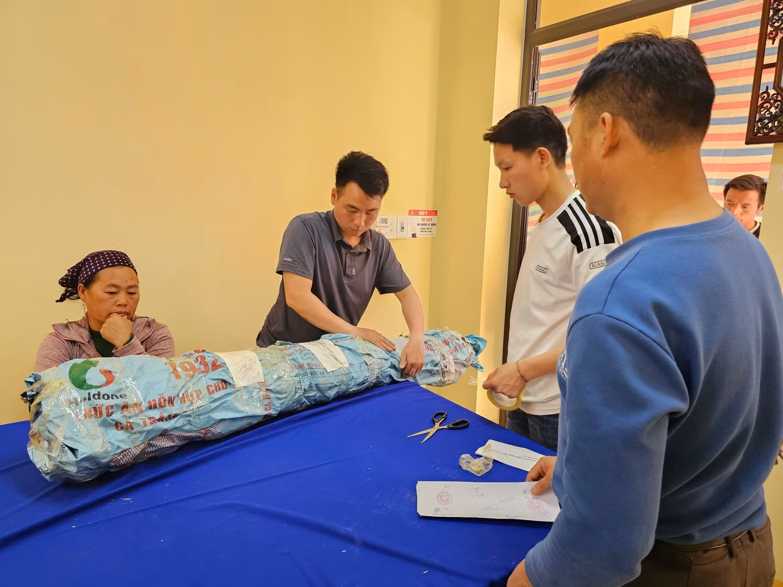 Cơ quan Công an niêm phong tang vật.jpg