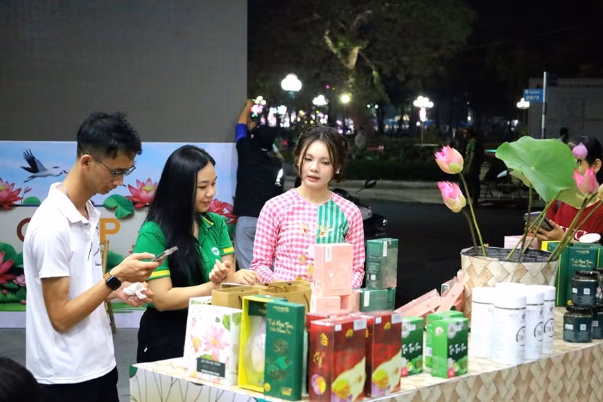 Quầy trưng bày sản phẩm khởi nghiệp tại Lễ hội sen Đồng Tháp lần thứ II năm 2024.