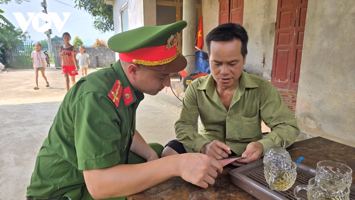 Tuyên truyền Luật Căn cước cho người dân Bát Xát.