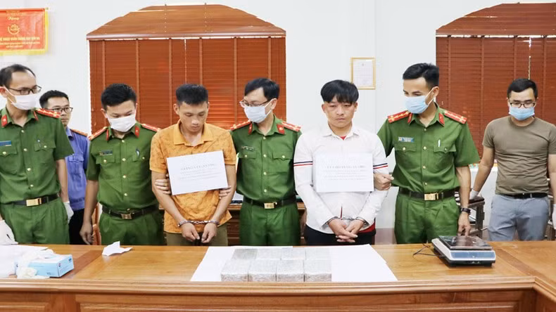 Các đối tượng và tang vật vụ án tại cơ quan điều tra.