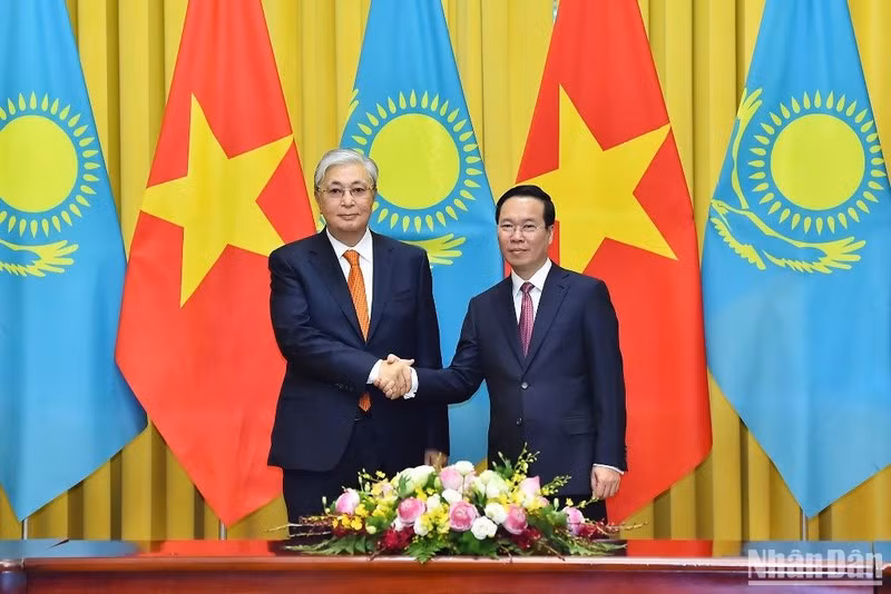 Chủ tịch nước Võ Văn Thưởng và Tổng thống Cộng hòa Kazakhstan Kassym-Jomart Tokayev.