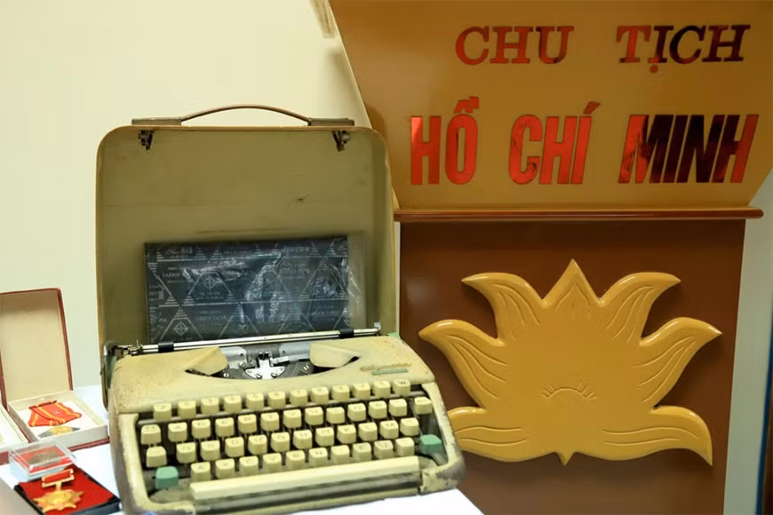 Những hiện vật và tác phẩm của nhà văn Sơn Tùng trao tặng Trung tâm Lưu trữ quốc gia III. Ảnh: Hồng Lý