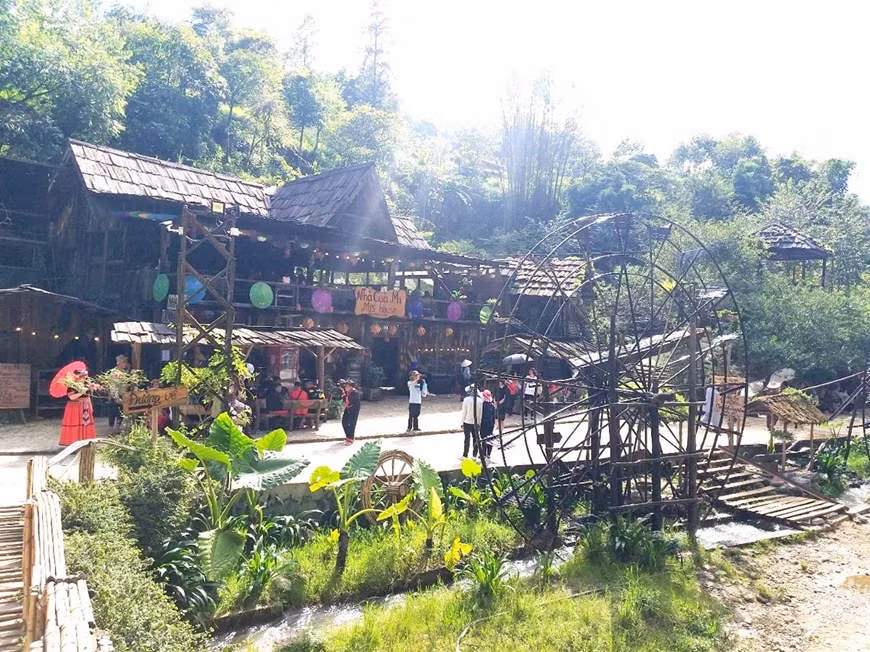 Những ngôi nhà gỗ ở Cát Cát.