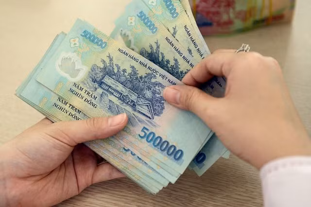 Từ ngày 1/7/2023 thực hiện tăng lương cơ sở cho cán bộ, công chức, viên chức lên mức 1,8 triệu đồng/tháng.