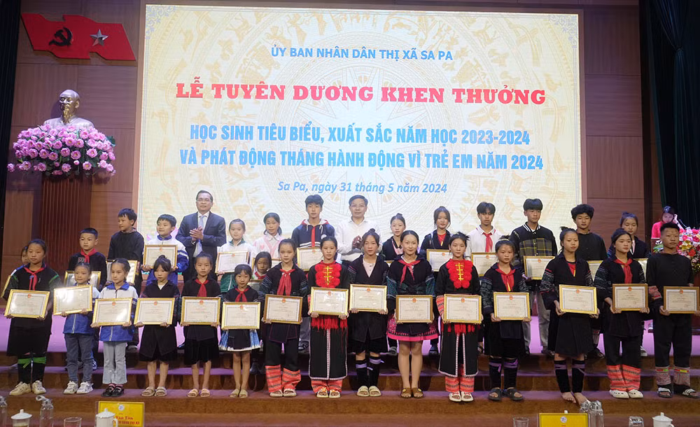 Tặng giấy khen của Chủ tịch UBND thị xã cho 308 học sinh có thành tích xuất sắc trong năm học 2023-2024.JPG