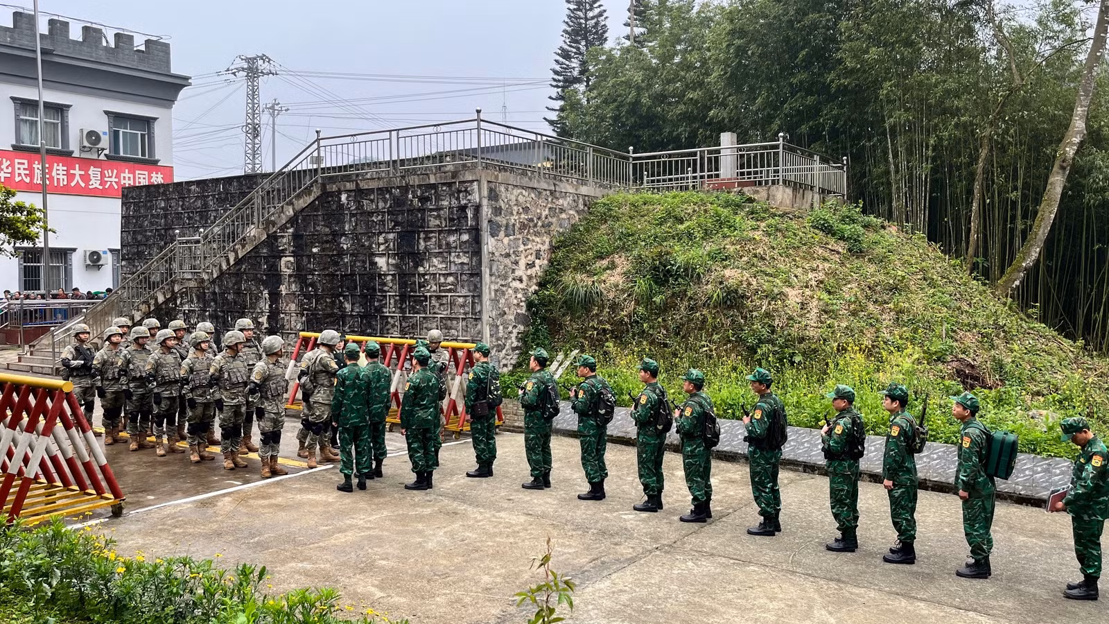 Đội hình tuần tra song phương của Đồn Biên phòng Mường Khương và Trạm Hội ngộ hội đàm Hà Khẩu.jpg