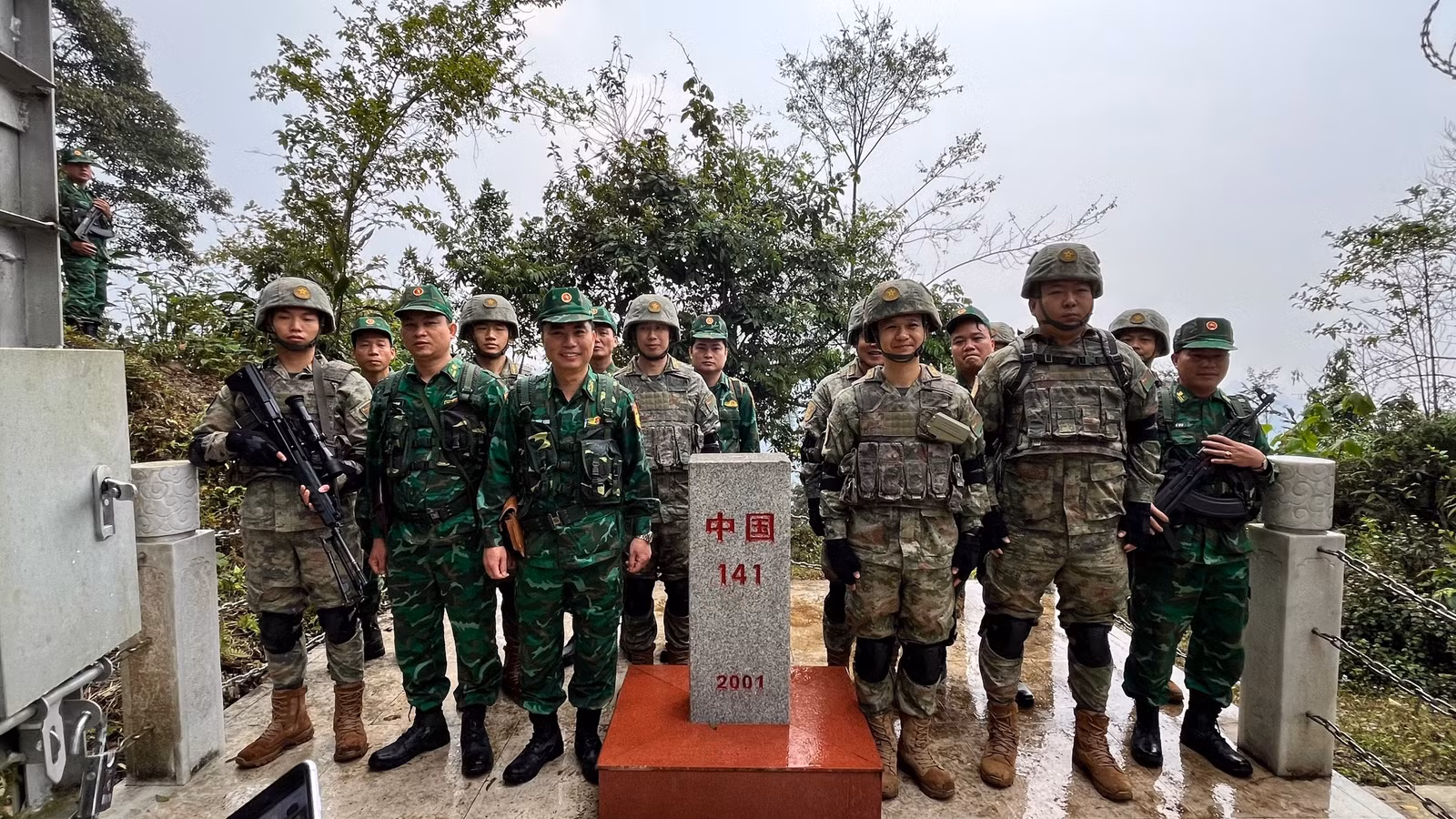 đội hình tuần tra song phương của hai bên tại cột mốc 141.jpg