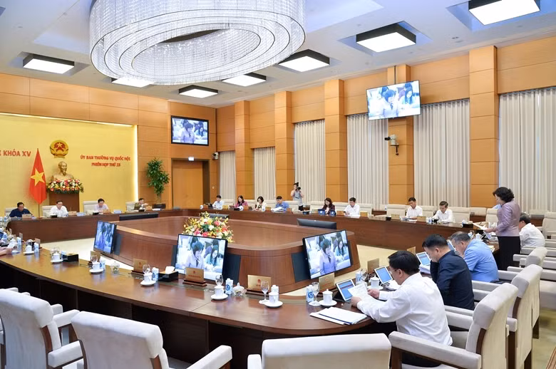 Ủy ban Thường vụ Quốc hội cho ý kiến về dự án Luật Các tổ chức tín dụng (sửa đổi)