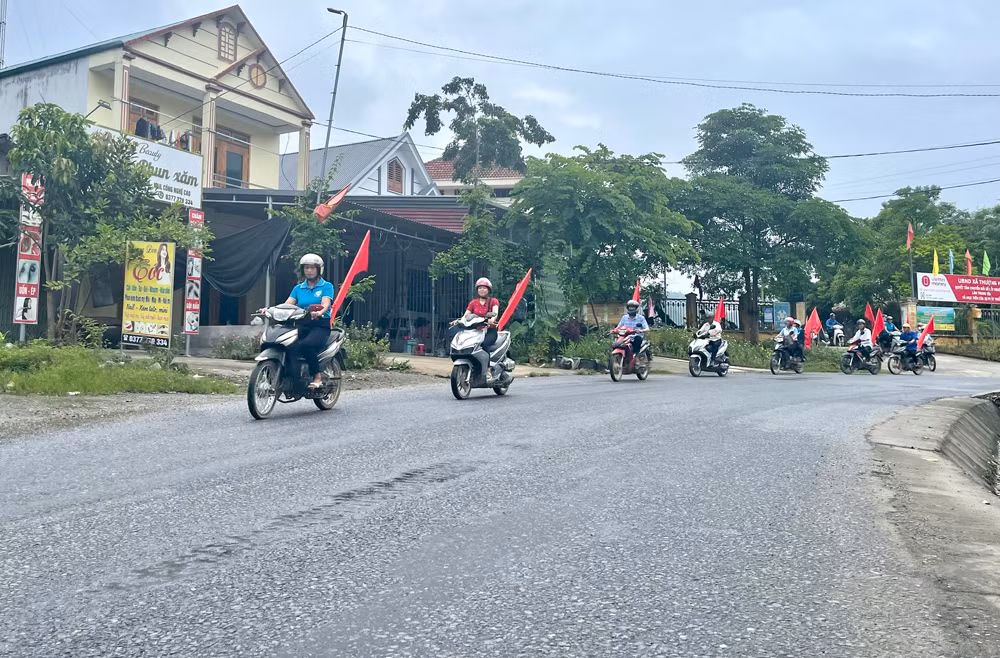 Diễu hành tuyên truyền lưu động hưởng ứng chiến dịch.jpg