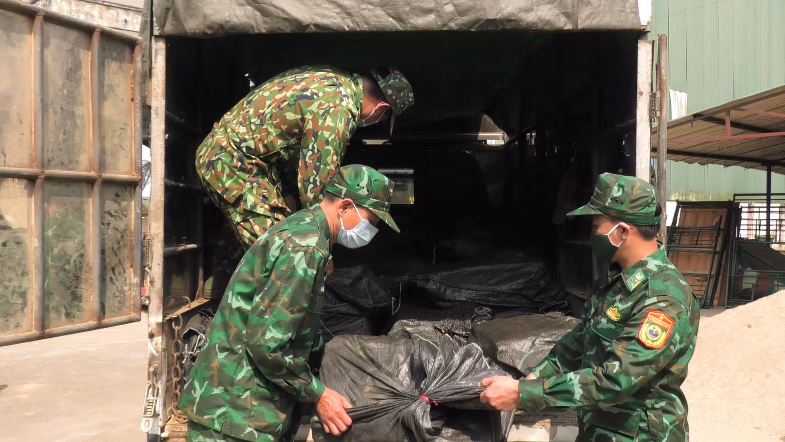 2.Đồn Biên phòng Pha Long thu giữ 1 tấn chân gà đông lạnh.JPG