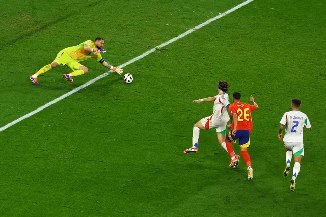 Ayoze Perez không đưa nổi bóng qua tay thủ môn Donnarumma.