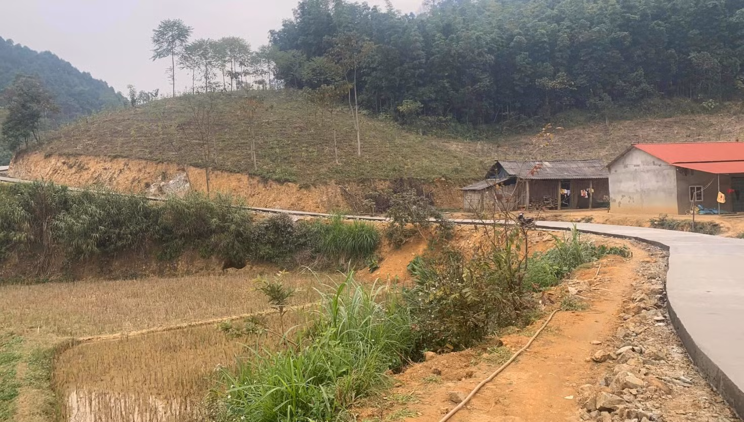 Nhờ có đường GTNT sẽ góp phần thúc đẩy kinh tế xã hội tại địa phương.