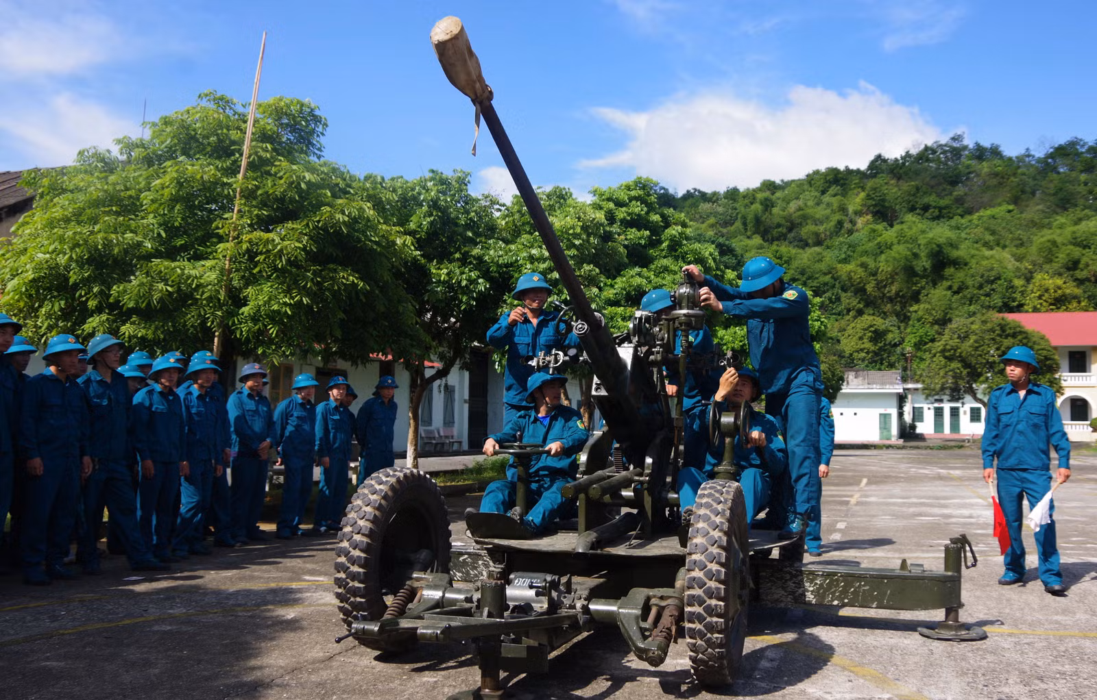 Huan luyen phao phong khong 37mm, cho luc luong tu ve.JPG