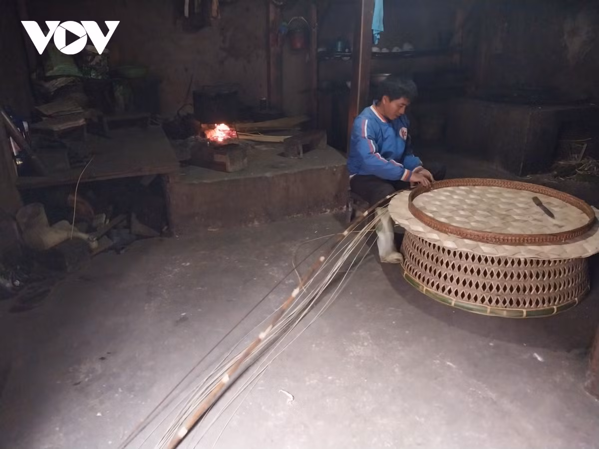 Người Hà Nhì đan mâm.