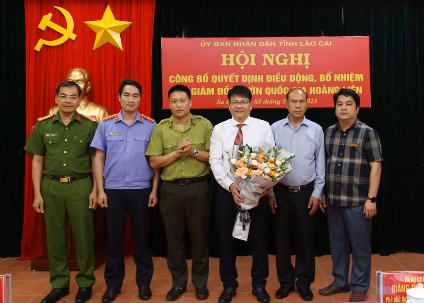 Tặng hoa chúc mừng Tân Phó Giám đốc Vườn Quốc gia Hoàng Liên.jpg
