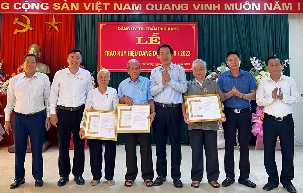 Trưởng Ban Tuyên giáo Tỉnh ủy Dương Đức Huy trao Huy hiệu 60 năm tuổi Đảng cho các đảng viên sinh hoạt tại Đảng bộ thị trấn Phố Ràng..jpg