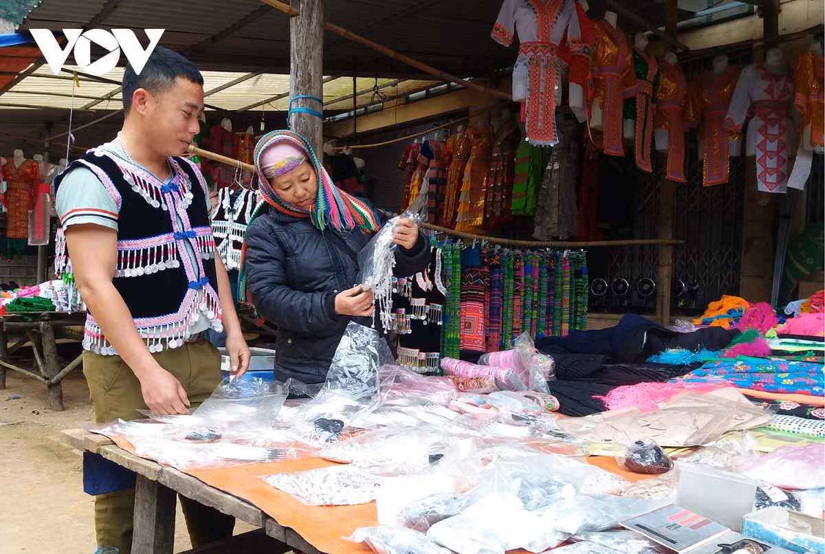 Các sạp hàng chủ yếu bày bán trang phục dân tộc Mông cách tân.