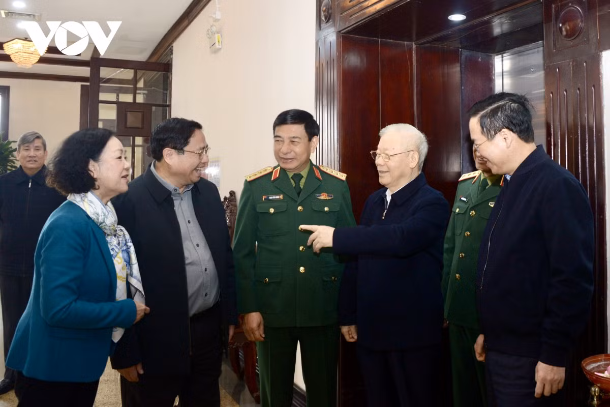 Tổng Bí thư Nguyễn Phú Trọng trò chuyện cùng các đại biểu dự hội nghị.