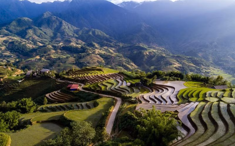 DW nhận định Việt Nam đang nổi lên là điểm đến du lịch mới hấp dẫn ở Đông Nam Á.