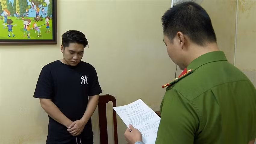 Bị can Tạ Tùng Lâm (tay trái).
