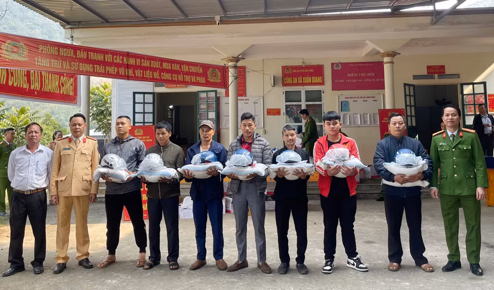 Tặng quà cho các cá nhân tự giác giao nộp vũ khí tự chế.jpg