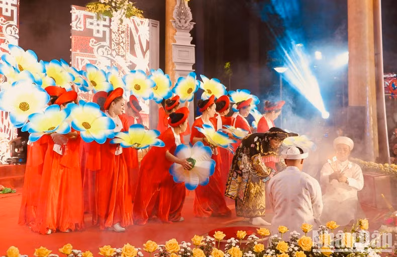 Trình diễn Thực hành tín ngưỡng thờ Mẫu Tam Phủ.
