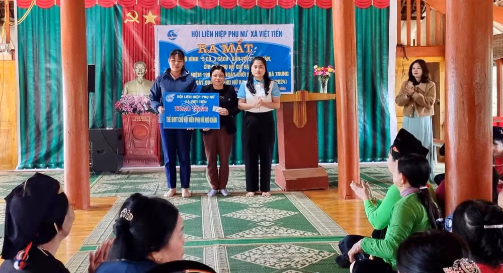 Hội LHPN xã Việt Tiến tặng thẻ BHYT cho hội viên có hoàn cảnh khó khăn.jpg