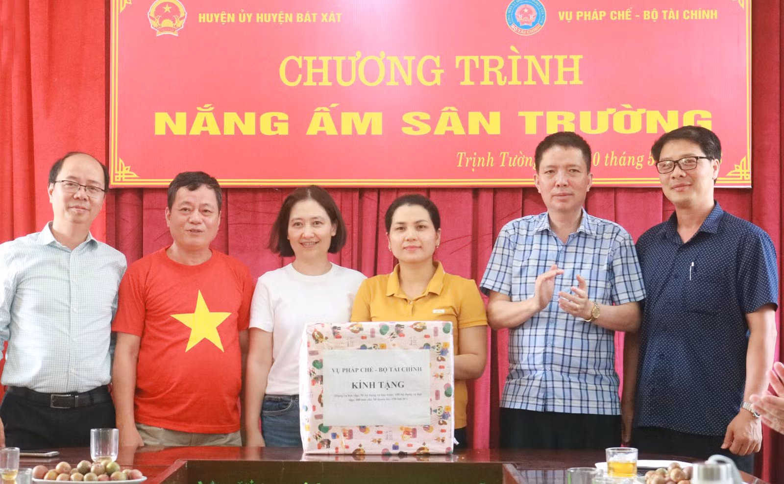 Trao tặng đồ dùng học tập cho nhà trường.jpg