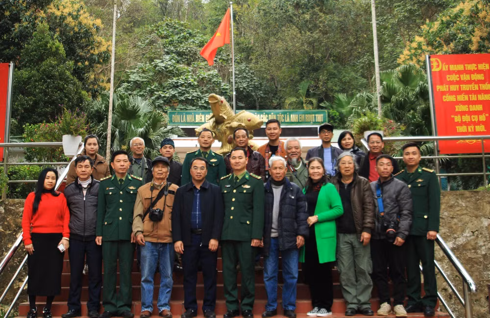 Đoàn thăm đồn A Mú Sung.jpg