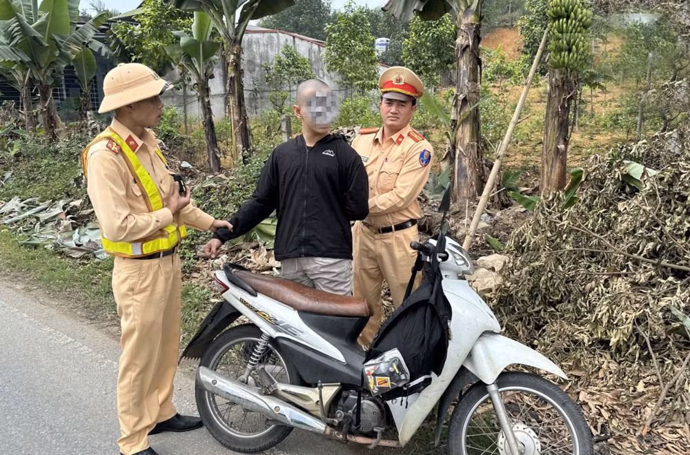 Đối tượng bị lực lượng CSGT khống chế bắt giữ.jpg