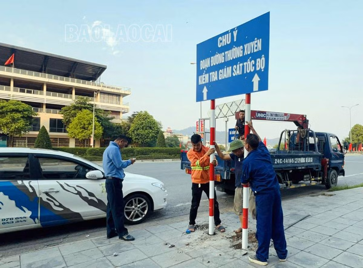 Ảnh 4. Lắp đặt bổ sung một số biển báo- biển hướng dẫn giao thông (2).jpg