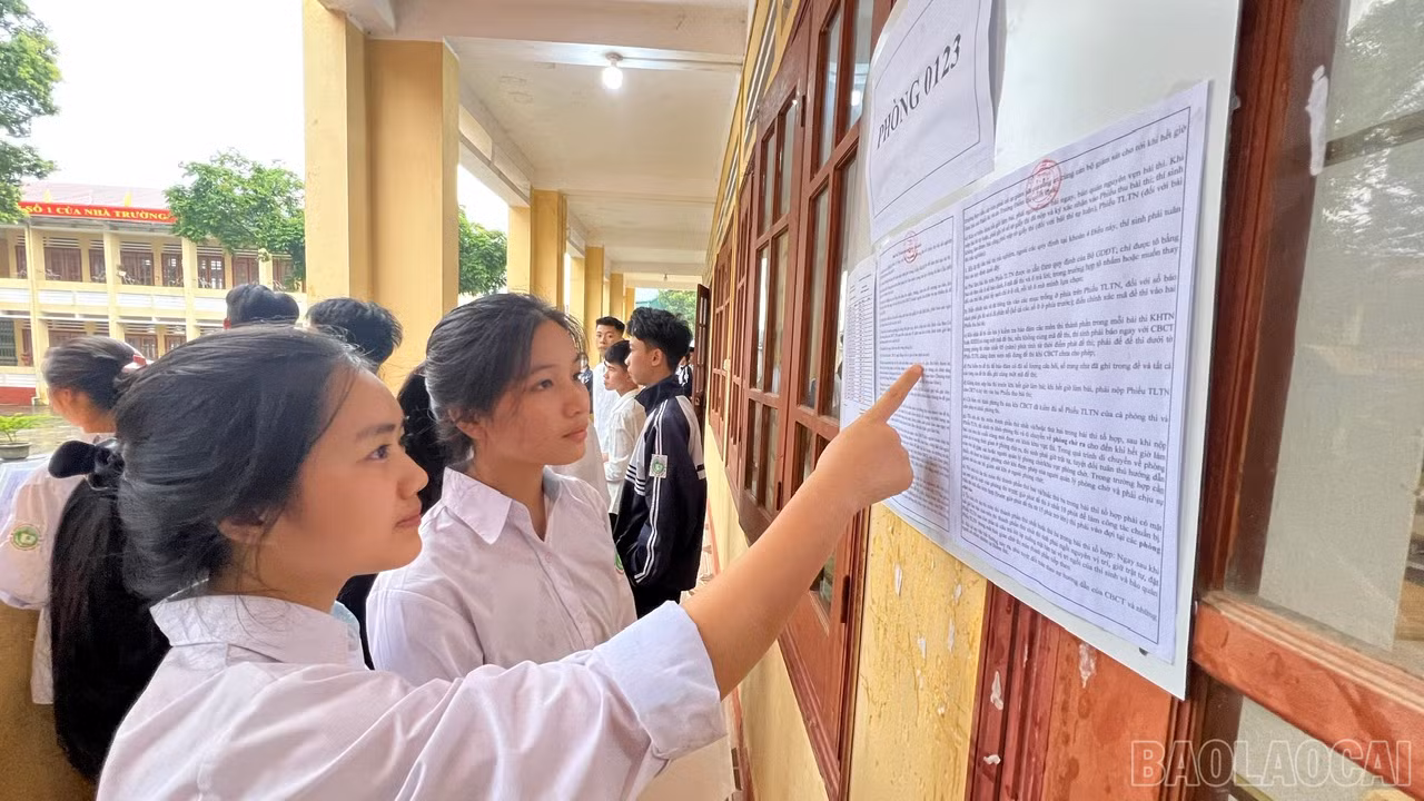 Thí sinh tại điểm thi số 1 huyện Bắc Hà kiểm tra lại thông tin trước khi vào phòng thi.