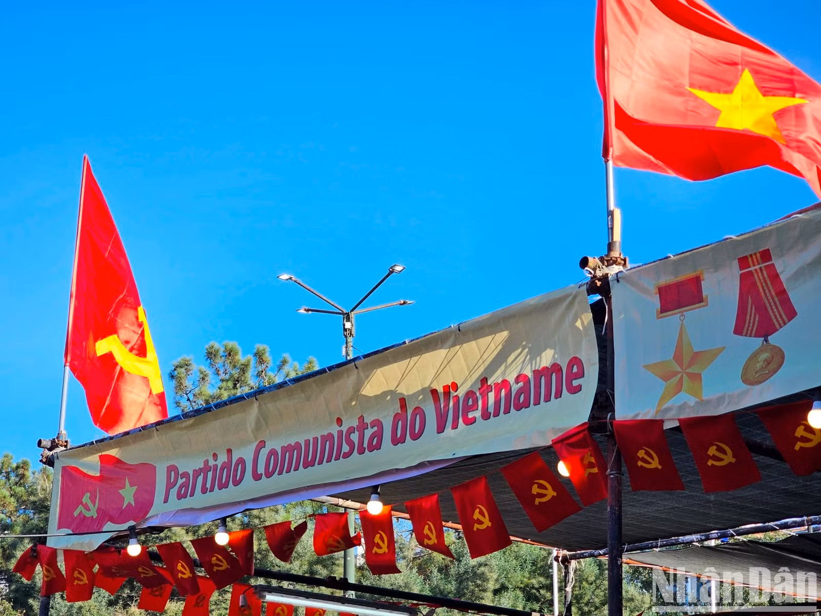 Gian trưng bày Việt Nam, do Báo Nhân Dân tổ chức, nổi bật trong Khu Quốc tế tại Hội báo Avante năm 2023.