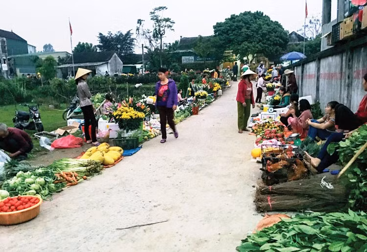 Phiên chợ buổi sáng ở làng quê.