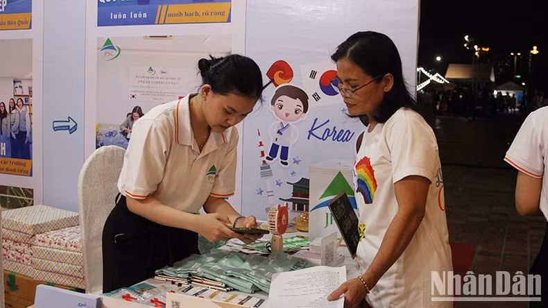 Người dân tìm hiểu thông tin về Hàn Quốc tại các gian hàng.