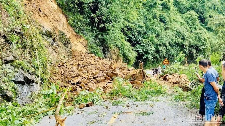 Sạt lở đất gây ách tắc giao thông tại Cao Bằng năm 2023.