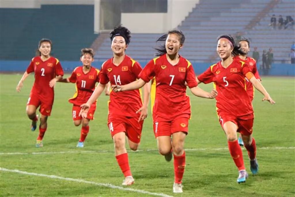 Các cầu thủ U20 nữ Việt Nam ăn mừng bàn thắng san bằng tỷ số 1 - 1 trong trận đấu gặp U20 nữ Ấn Độ.
