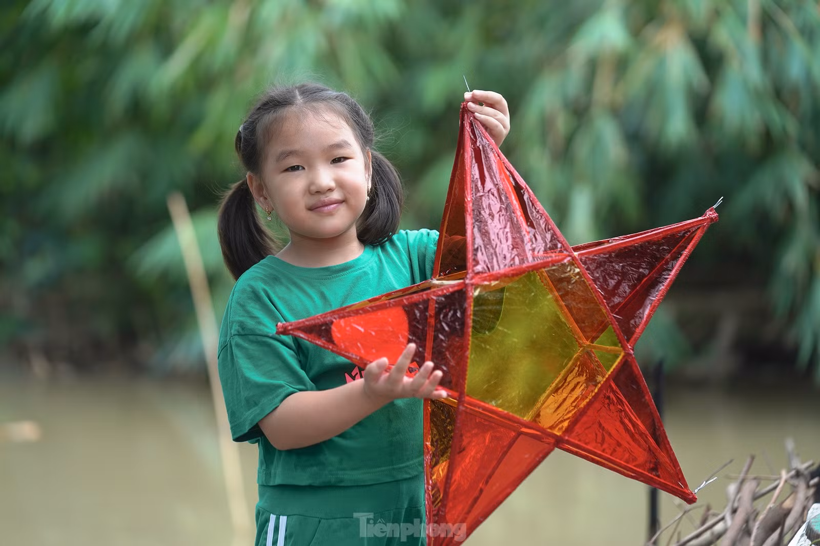 Bé Cát Tường, bé Phương Thảo, bé Lương Khả Hân (áo dài, 6 tuổi, học sinh trường tiểu học TT Tầm Vu) háo hức khoe thành quả.