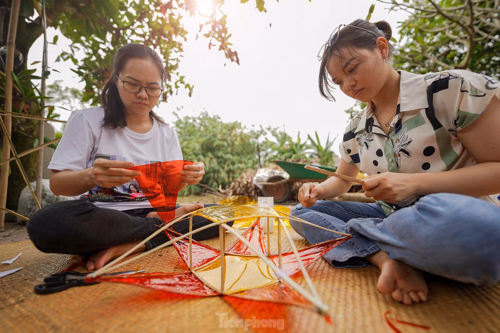Để làm chiếc đèn ông sao theo kiểu truyền thống, nhóm phụ huynh này chuẩn bị một số nguyên liệu cơ bản như thanh tre để làm khung cho chiếc đèn, dây kẽm, keo dán, giấy bóng kính màu hoặc giấy gói quà tùy theo sở thích của mỗi người.