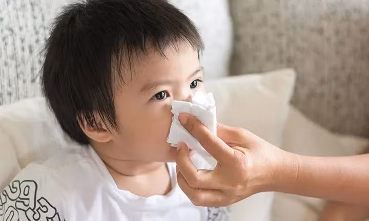“Đờm” mà nhiều bậc cha mẹ phát hiện chính là... dịch mũi chảy xuống.