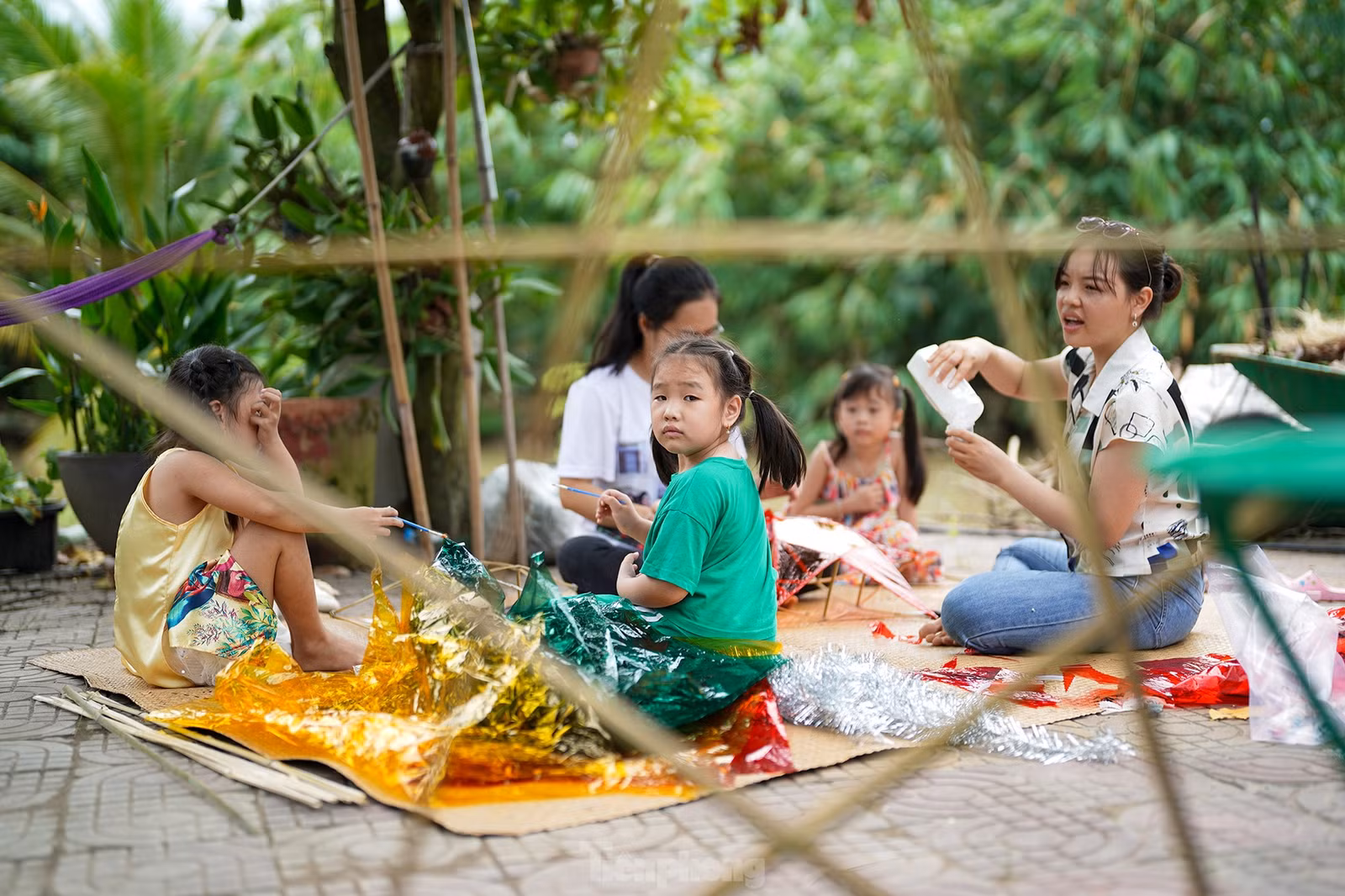 Bé Cát Tường (6 tuổi, học lớp 1/8, trường tiểu học Tân An) hay ngoái nhìn chiếc lồng đèn mẫu anh Tuấn làm sẵn.