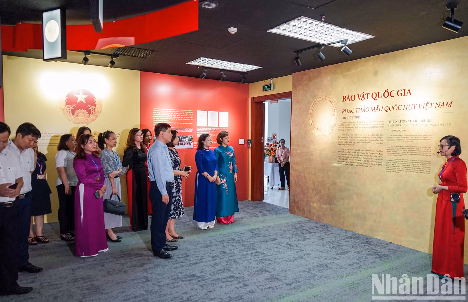 Triển lãm thu hút đông đảo người xem.