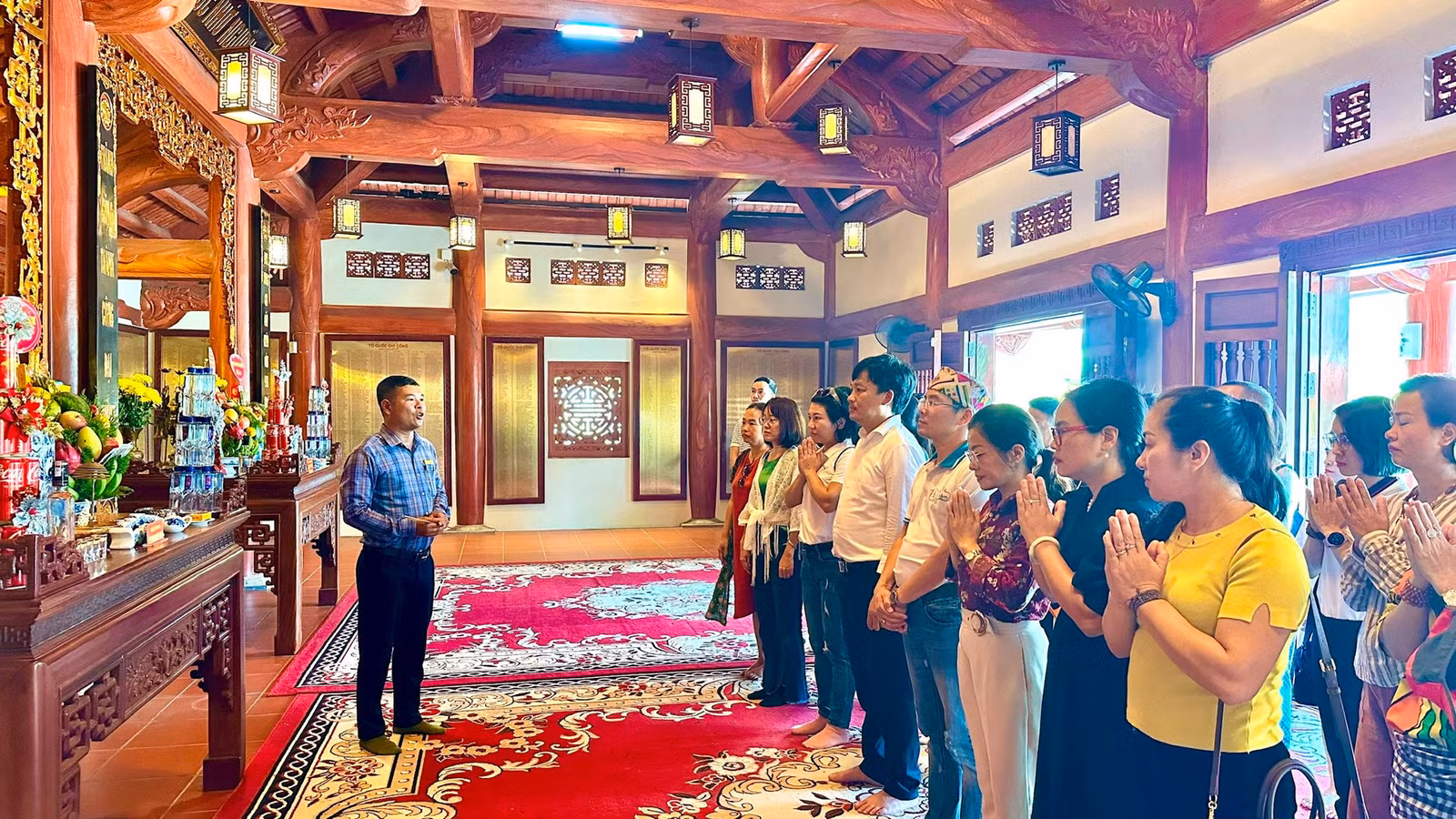 Đoàn khảo sát dâng hương tại Nghĩa trang liệt sĩ quốc gia Vị Xuyên.