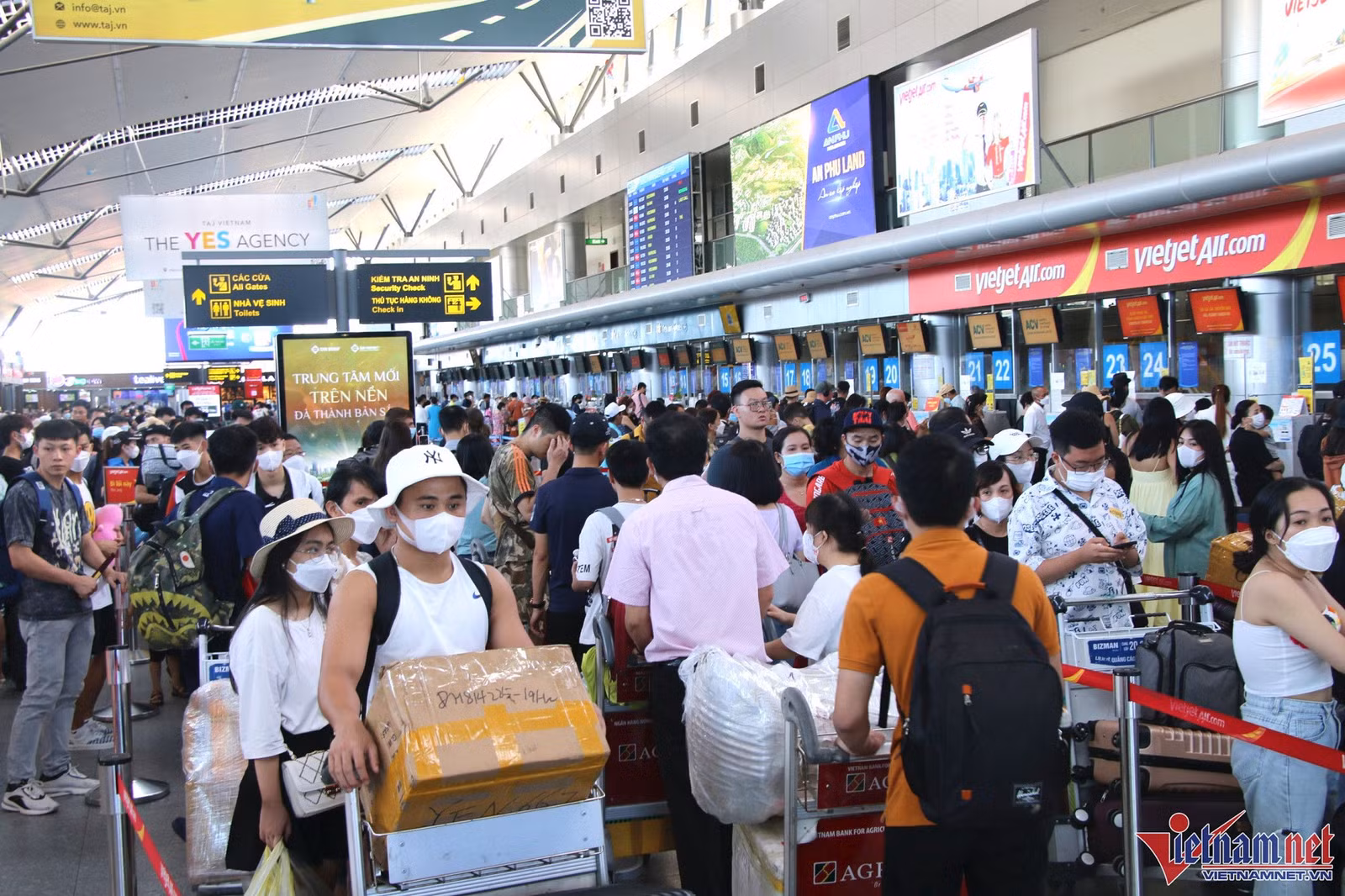Hành khách làm thủ tục tại sân bay Đà Nẵng.