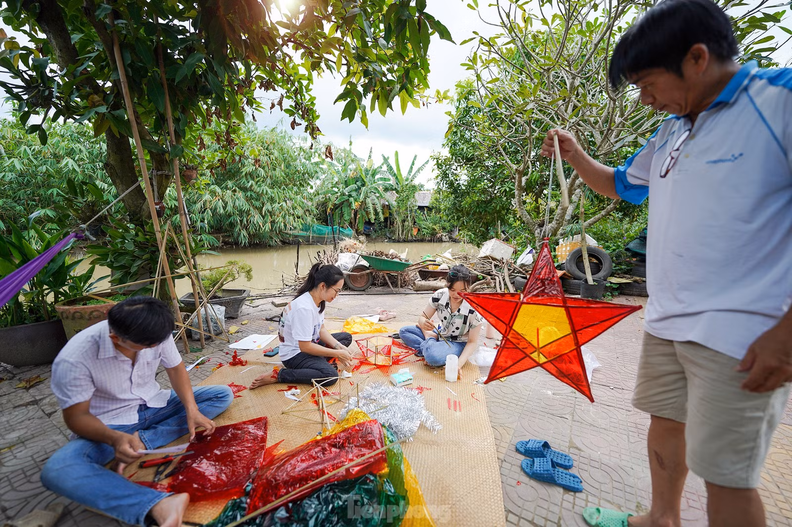 Hình ảnh những chiếc đèn ông sao đã in sâu trong ký ức mỗi người, nó gọi về ký ức tuổi thơ với niềm háo hức có được chiếc đèn để trông trăng. Trung thu xưa, mỗi dịp Rằm tháng tám, các ông bố bà mẹ lại rục rịch vót tre, mua nến làm cho mấy đứa nhỏ chiếc đèn ông sao đón Trung thu. Anh Quốc Tuấn (đứng) hỗ trợ đắc lực cho nhóm phụ huynh thực hiện những chiếc lồng đèn.
