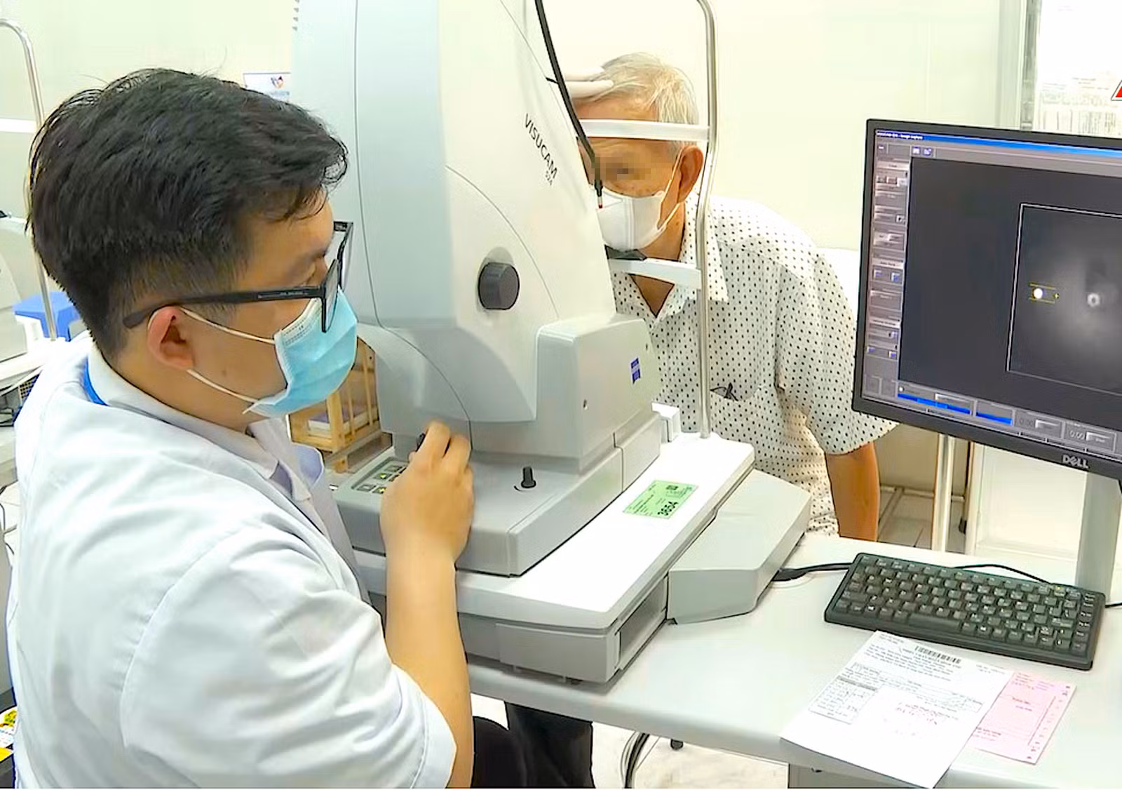 Bác sĩ Khoa Chẩn đoán hình ảnh, Bệnh viện Mắt TPHCM, chụp ảnh màu gai thị cho người bệnh bằng phần mềm EyeDr.